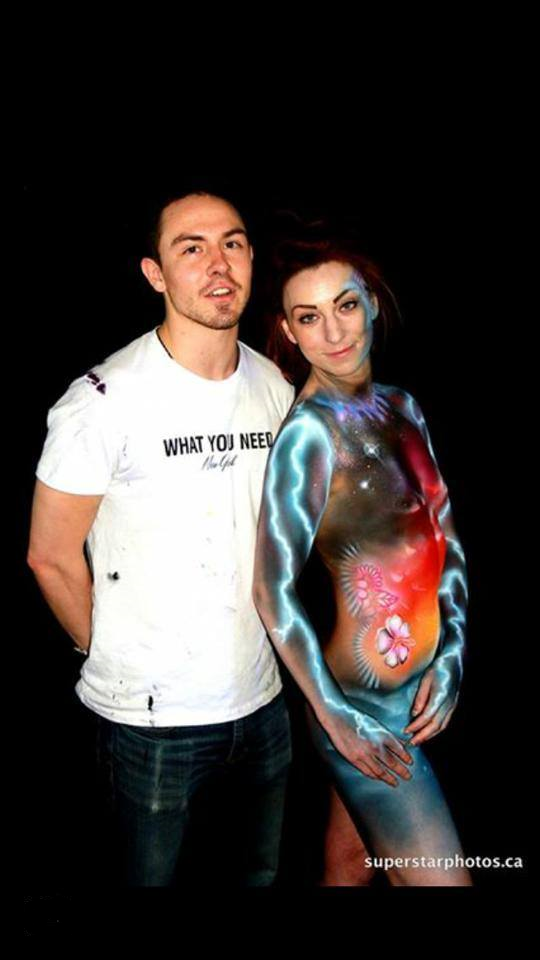 body_paint_artist_working_with_model