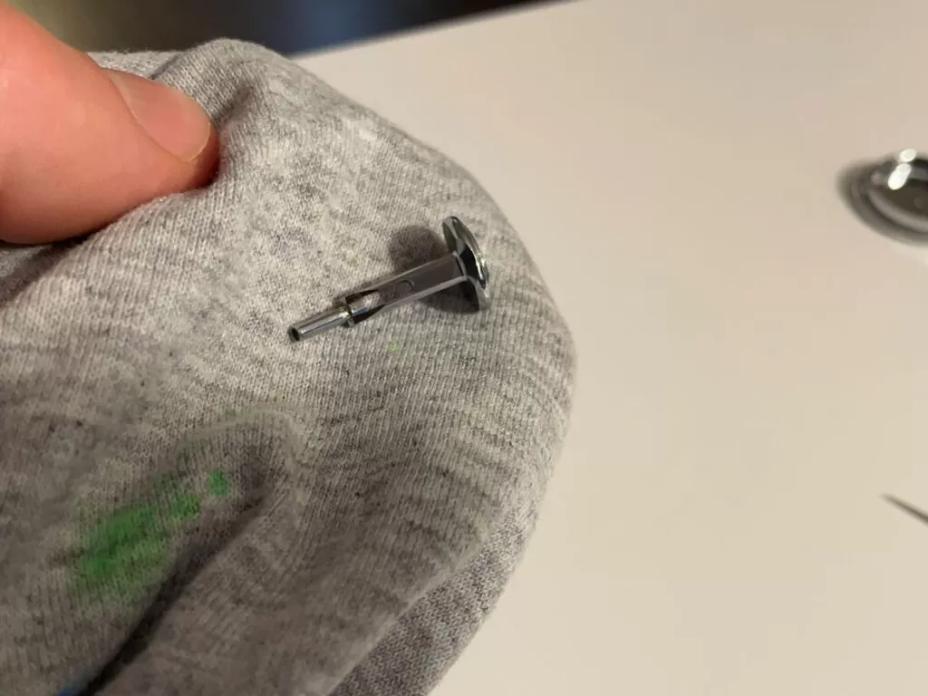 cleaning_airbrush_trigger_with_rag