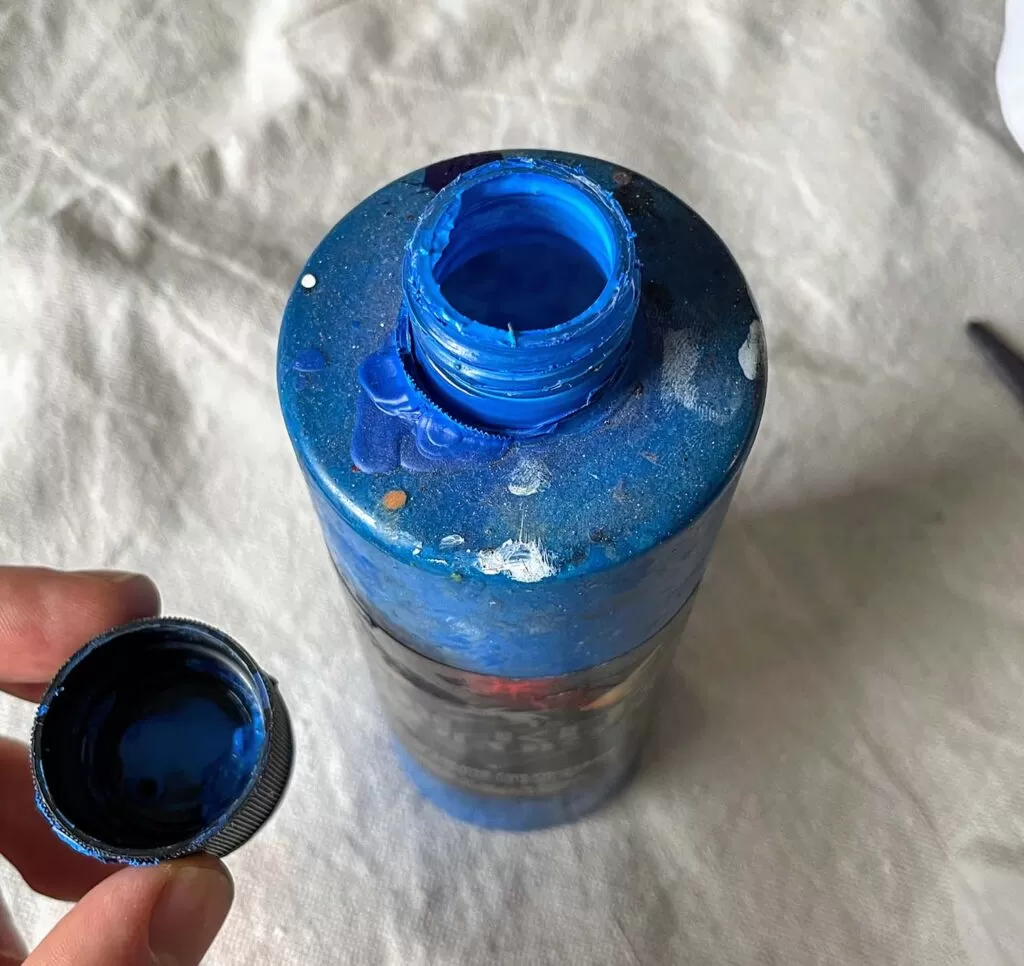 how_to_strain_airbrush_paint_removing _cap